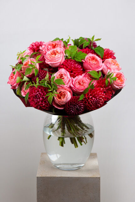 Букет из георгин и пионовидных роз «Клубничный мохито»
